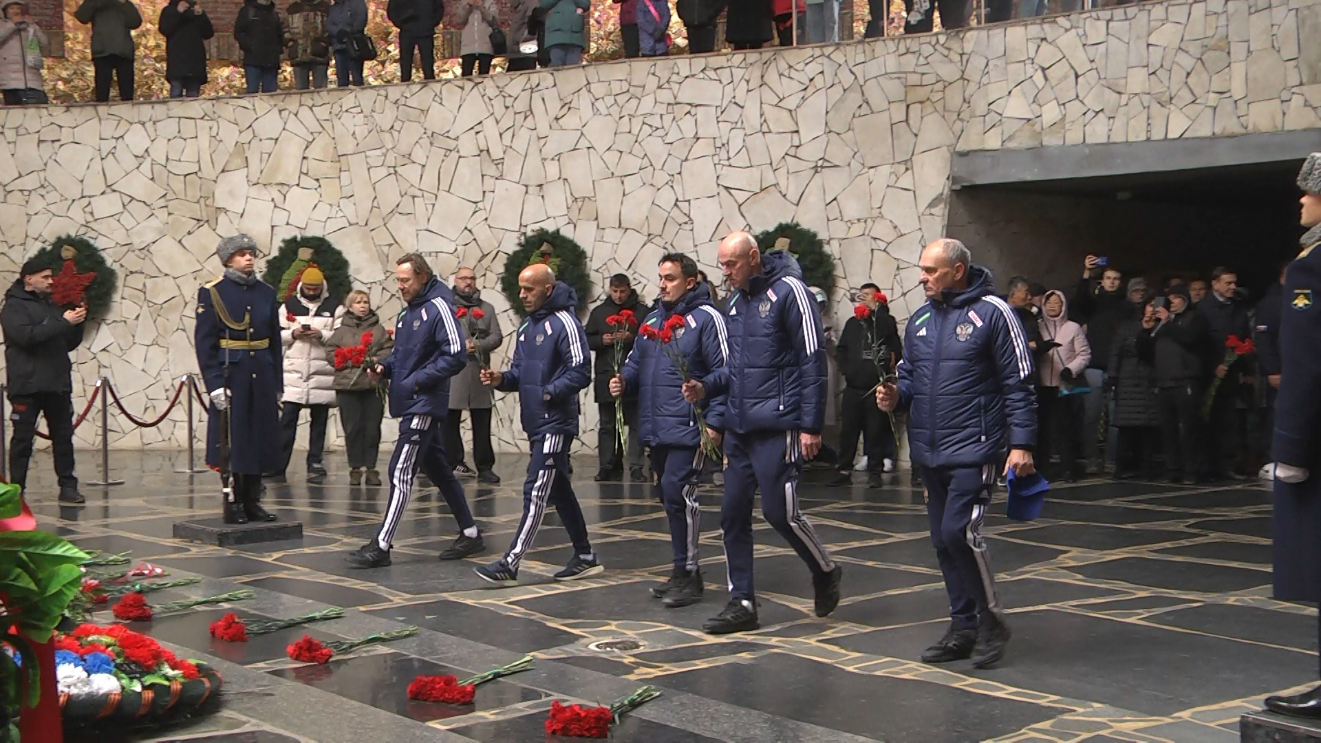 Сборные России и Кубы возложили цветы на Мамаевом Кургане в Волгограде